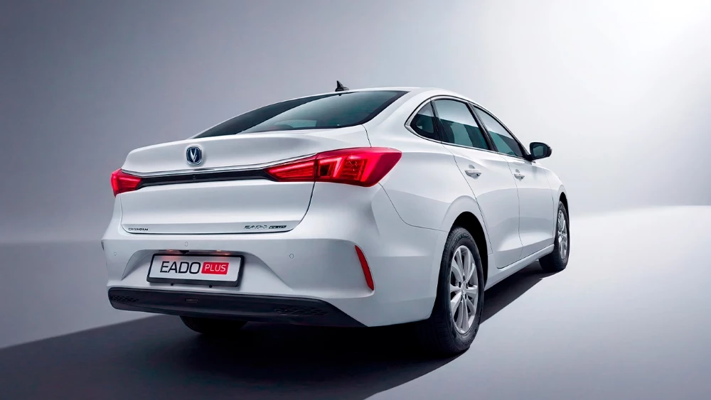 Changan Eado Plus сбоку сзади