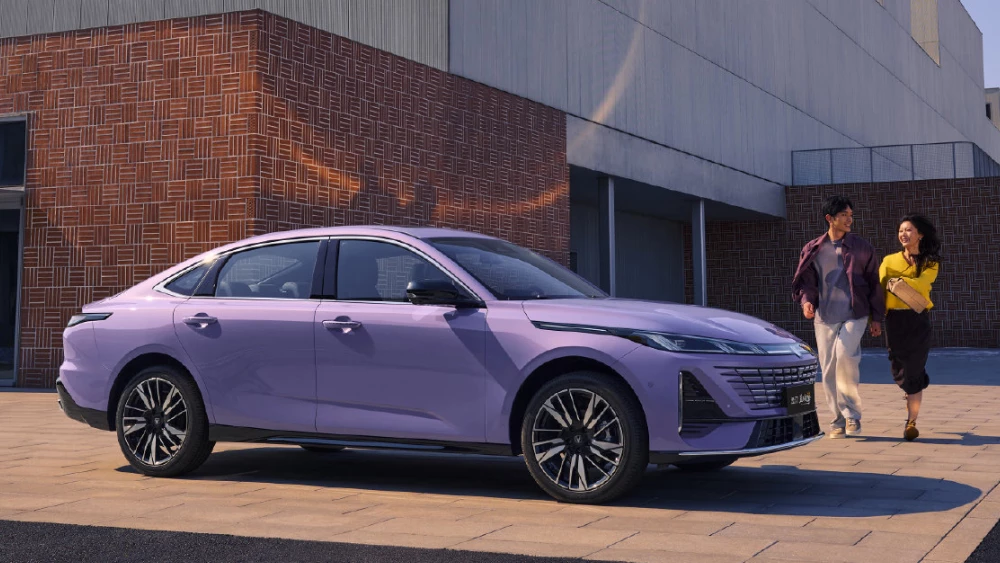 changan eado plus hev седан фиолетовый сбоку спереди