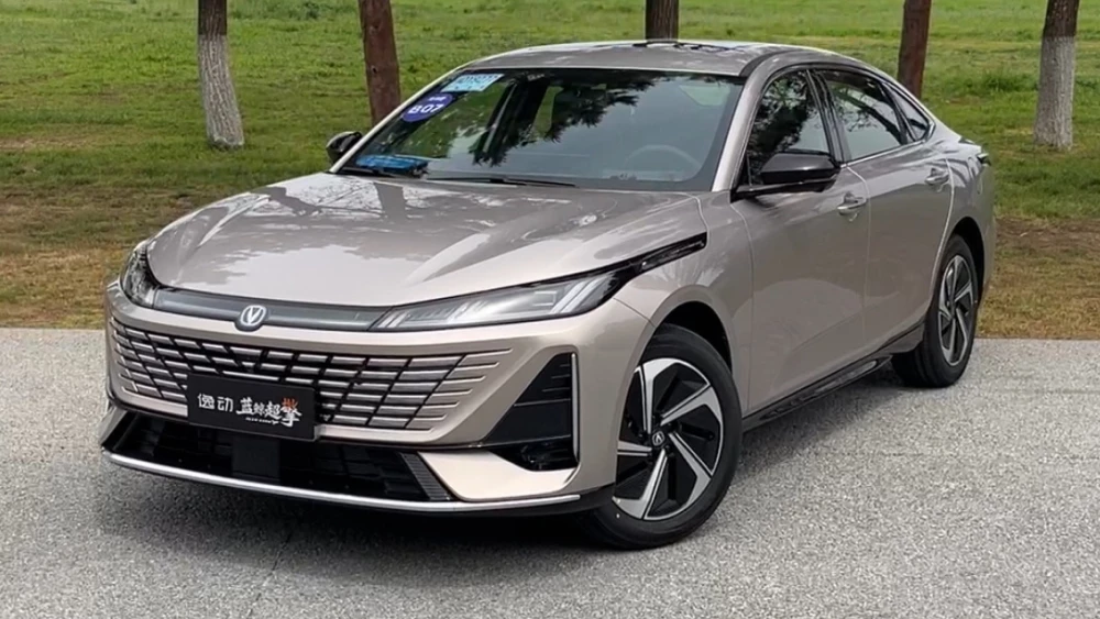 changan eado plus hev седан сбоку спереди серебряный