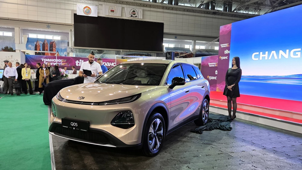Электрический кроссовер Changan Nevo Q05 в беларуси выставка TIBO 2026 сбоку спереди