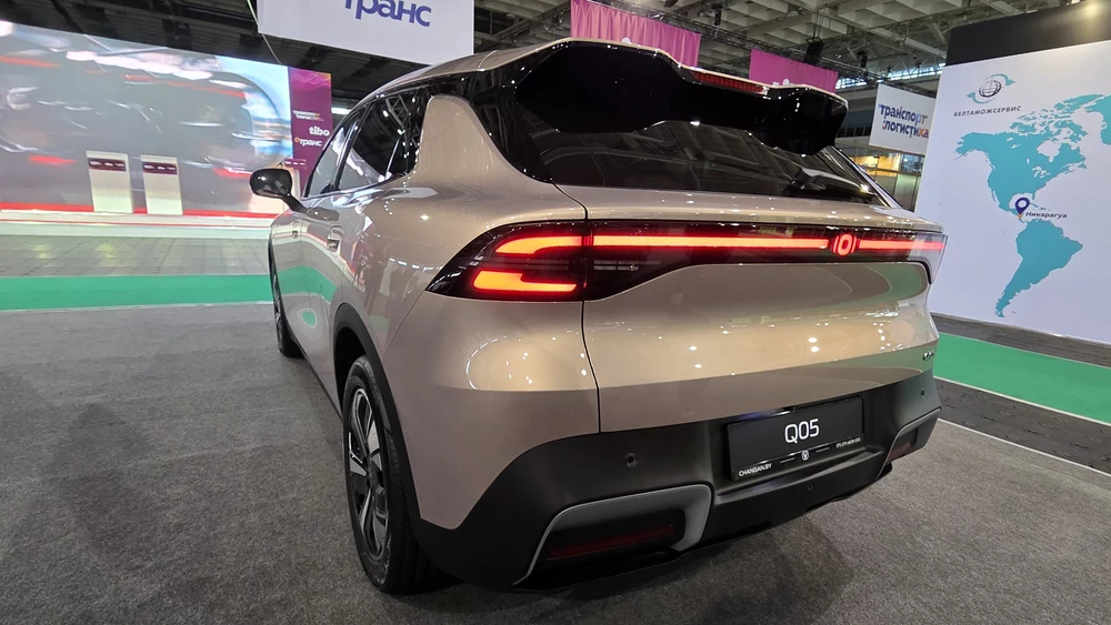 Электрический кроссовер Changan Nevo Q05 в беларуси выставка TIBO 2026 сзади