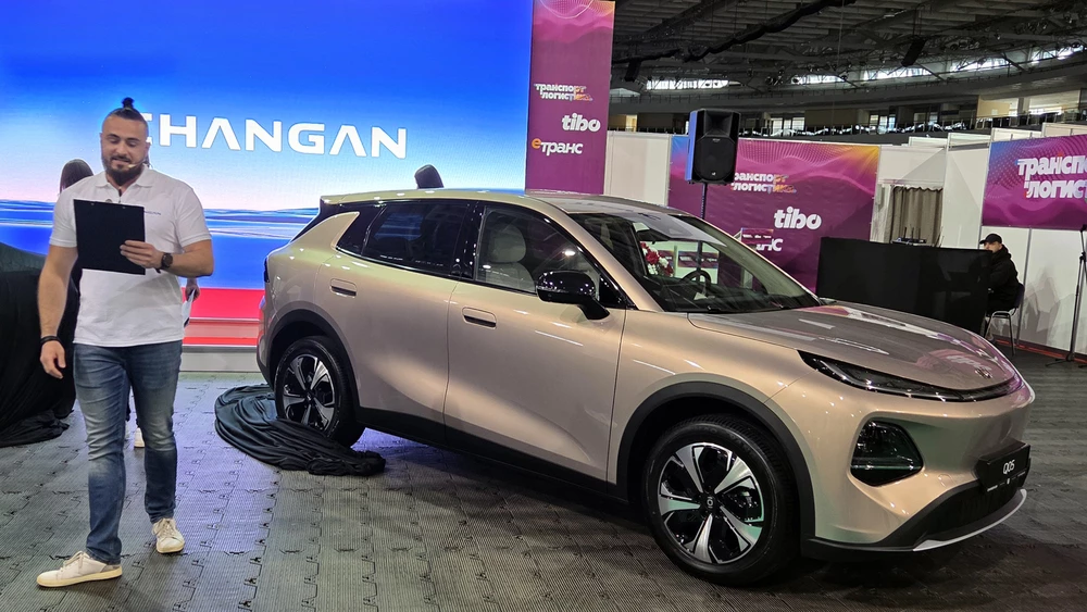 Электрический кроссовер Changan Nevo Q05 в беларуси выставка TIBO 2026 сбоку спереди