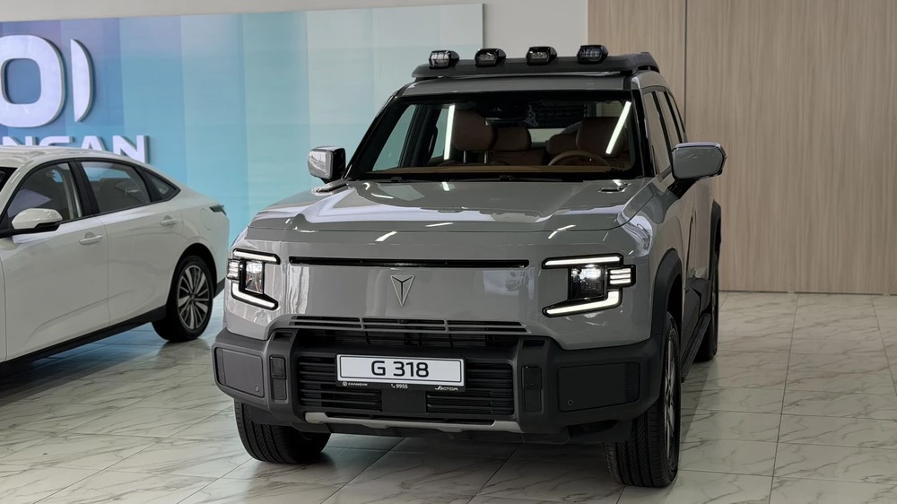 Deepal G318 спереди сбоку у дилера в автосалоне в Душанбе Таджикистане