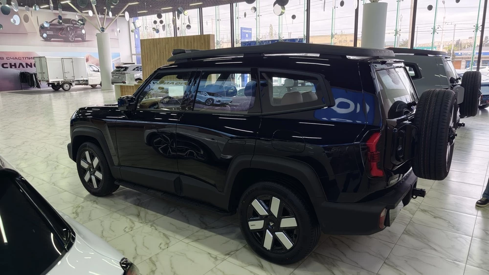 Deepal G318 сбоку у дилера в автосалоне в Душанбе Таджикистане