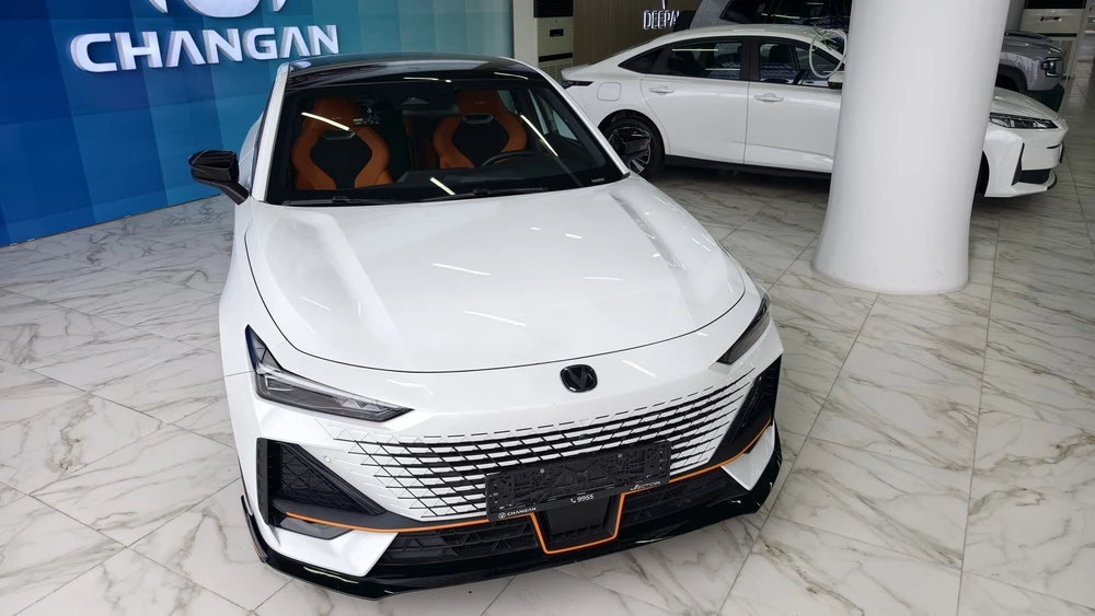 Changan Uni-V спереди у дилера в автосалоне в Душанбе Таджикистане