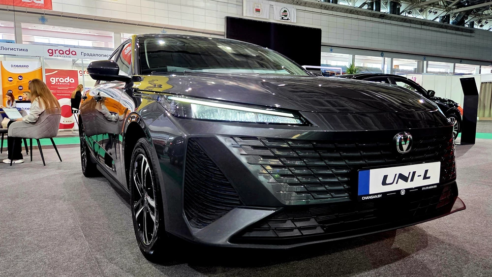 Электрический седан Changan Uni-L на выставке TIBO 2026 в Беларуси спереди 