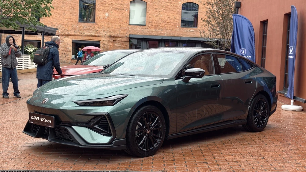 Changan Uni-V 2.0T новый обновленный салон интерьер сбоку спереди