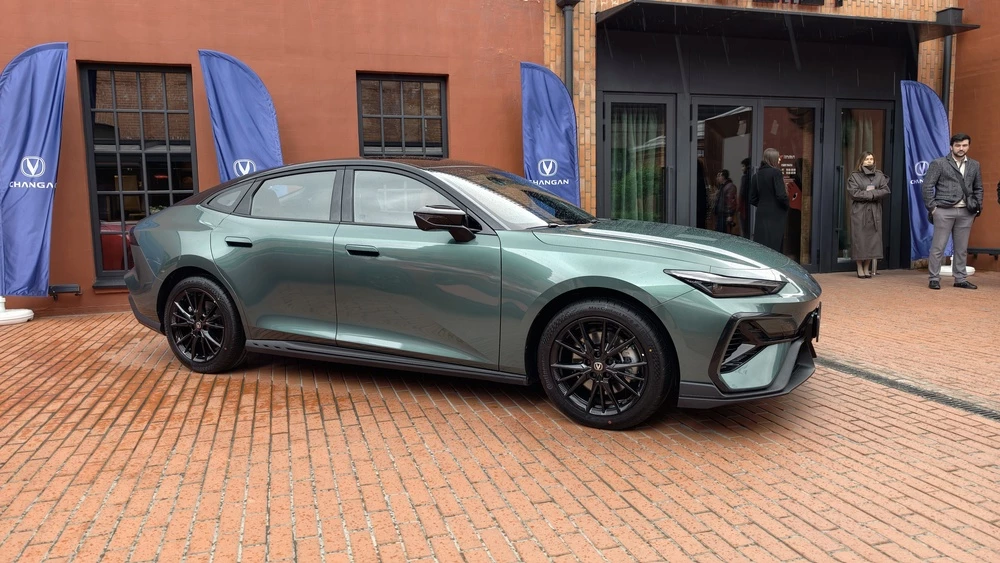 Changan Uni-V 2.0T новый обновленный сбоку спереди