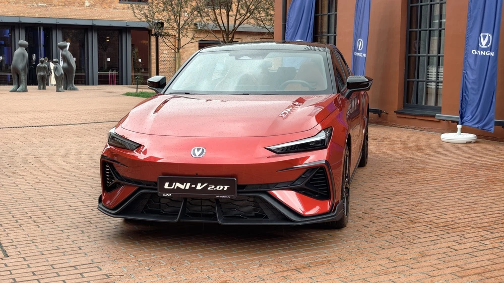 Changan Uni-V 2.0T новый обновленный спереди