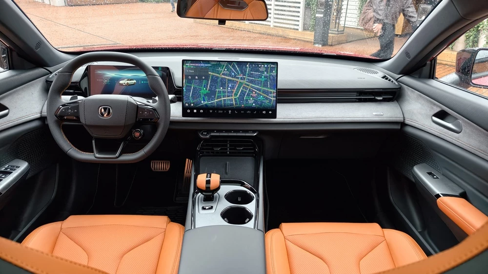 Changan Uni-V 2.0T новый обновленный салон интерьер
