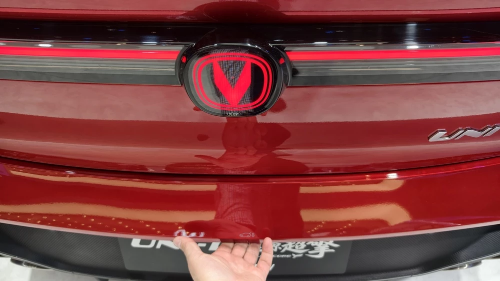 Лифтбэк Changan Uni-V HEV крышка багажника логотип сзади