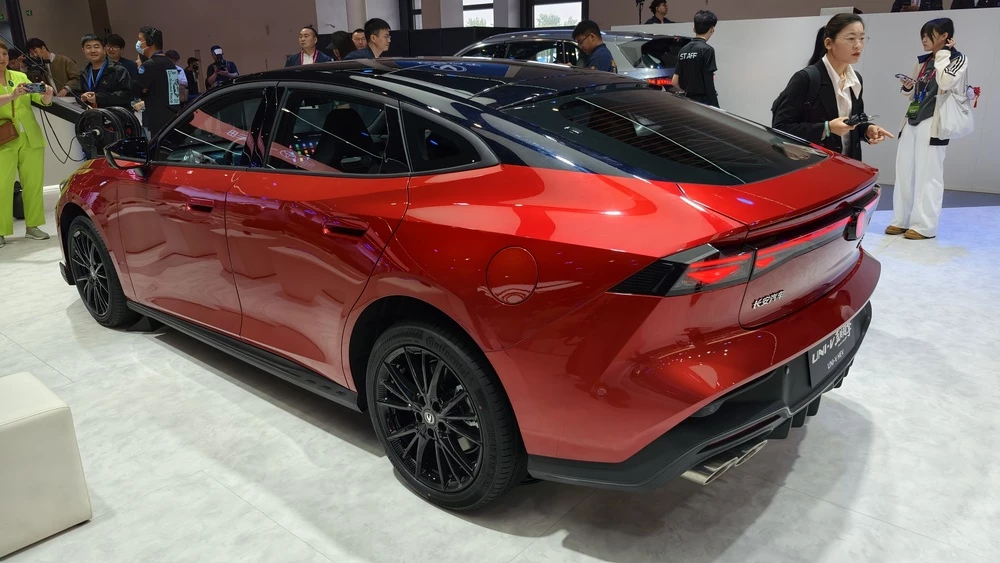 Лифтбэк Changan Uni-V HEV сбоку сзади