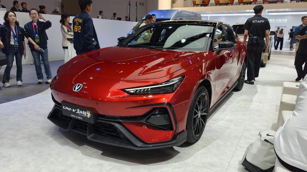 Лифтбэк Changan Uni-V HEV сбоку спереди автосалон Пекин 2026