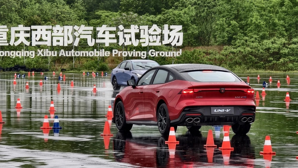 Лифтбэк Changan Uni-V HEV сбоку сзади в динамике