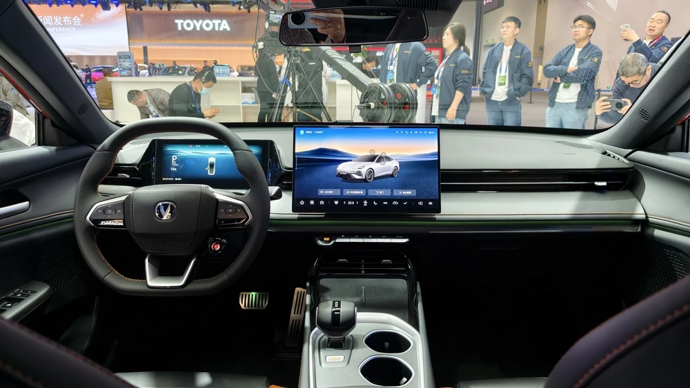 Лифтбэк Changan Uni-V HEV салон интерьер