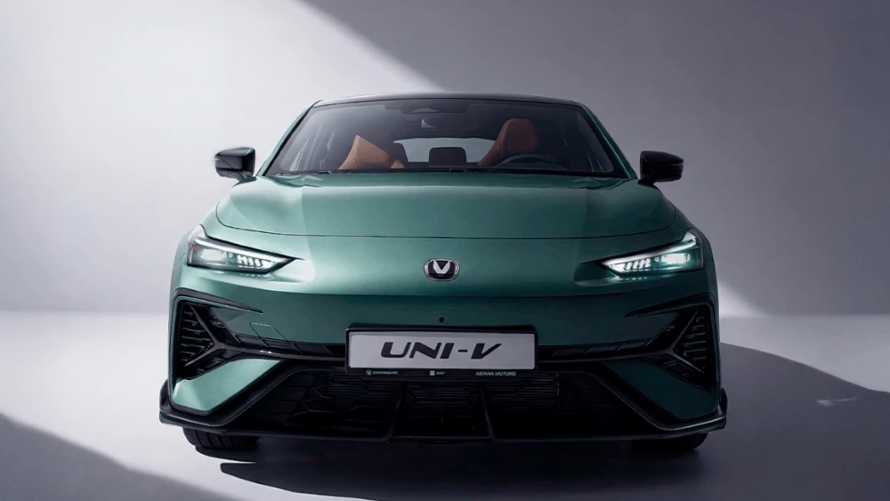Лифтбэк Changan Uni-V New спереди в Казахстане
