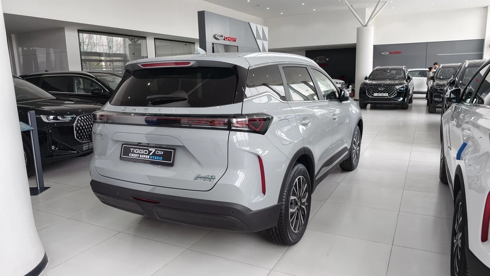 Chery Tiggo 7 Pro гибридный сбоку сзади у дилера в автосалоне в Душанбе Таджикистане