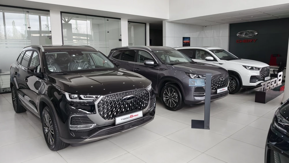 Chery Tiggo 8 Pro спереди сбоку у дилера в автосалоне в Душанбе Таджикистане