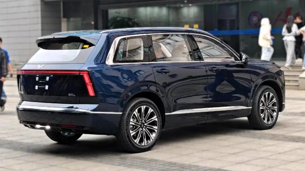 кроссовер wuling starlight l в Китае сбоку спереди