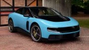 Дизайнеры китайских брендов оценили первый электромобиль Ferrari luce сбоку спереди голубой