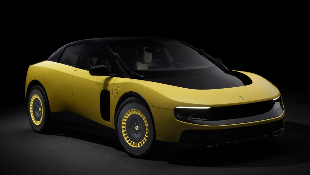 электромобиль ferrari luce сбоку спереди желтый