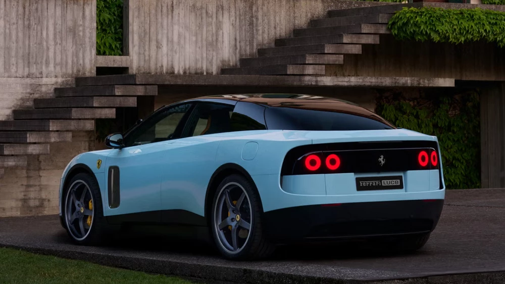 электромобиль ferrari luce сбоку сзади голубой