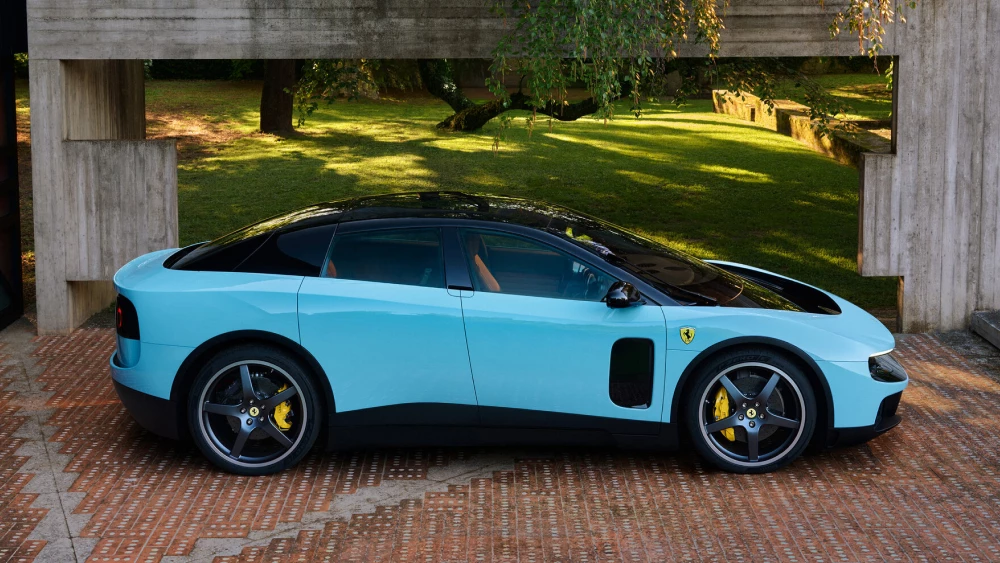 электромобиль ferrari luce сбоку голубой