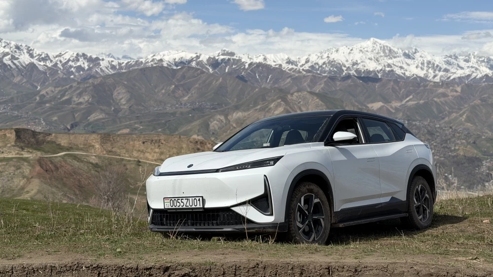 Dongfeng Aeolus L7 тест сбоку спереди в горах таджикистан