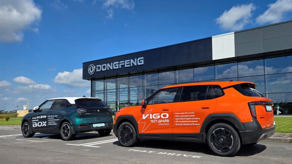 Электромобили Box и Vigo в автосалоне в Беларуси сбоку купить новые 