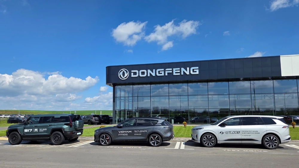 Автосалон Dongfeng в Беларуси Voyah M-Hero eπ Yipai