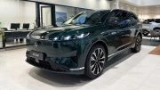 Электрический кроссовер eπ008 в Беларуси сбоку спереди