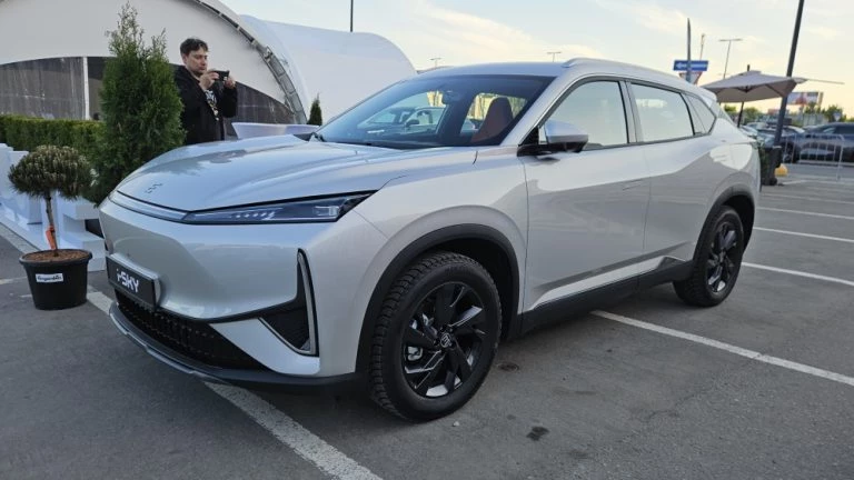 Кроссовер Evolute i-Sky Evolute Фест 2026 сбоку спереди