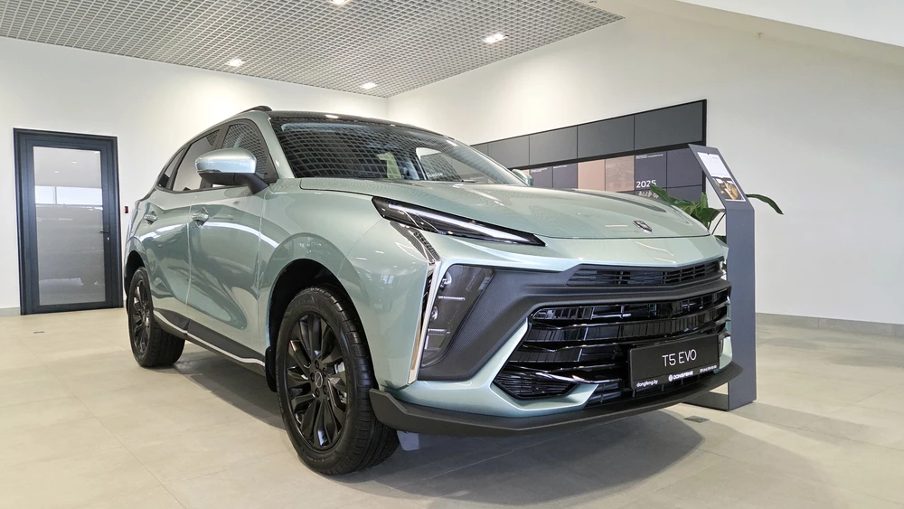 Обновленный кроссовер Forthing T5 EVO у дилера в Беларуси сбоку спереди