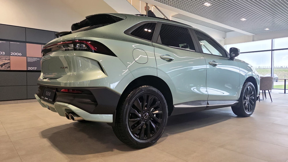 Обновленный кроссовер Forthing T5 EVO у дилера в Беларуси сбоку сзади