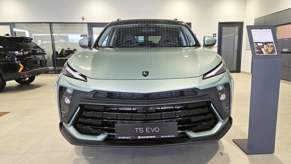 Обновленный кроссовер Forthing T5 EVO у дилера в Беларуси спереди
