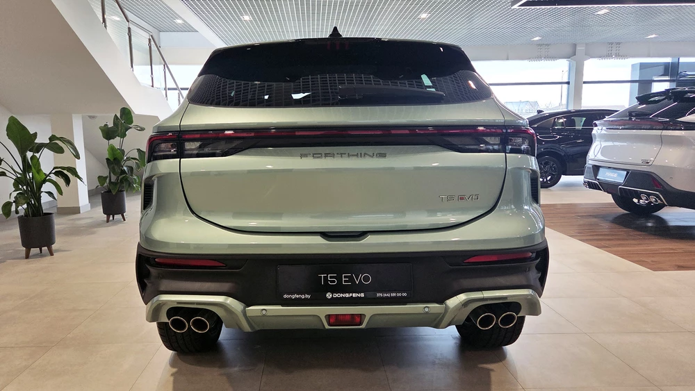 Обновленный кроссовер Forthing T5 EVO у дилера в Беларуси сзади