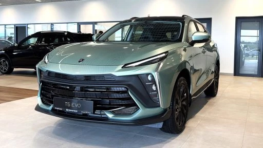 Обновленный кроссовер Forthing T5 EVO у дилера в Беларуси сбоку спереди