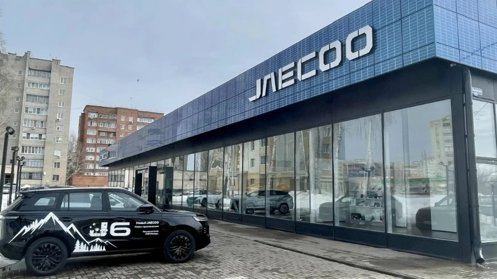 Jaecoo J6 сбоку у дилера у автосалона ДЦ СКР Моторс Тамбов