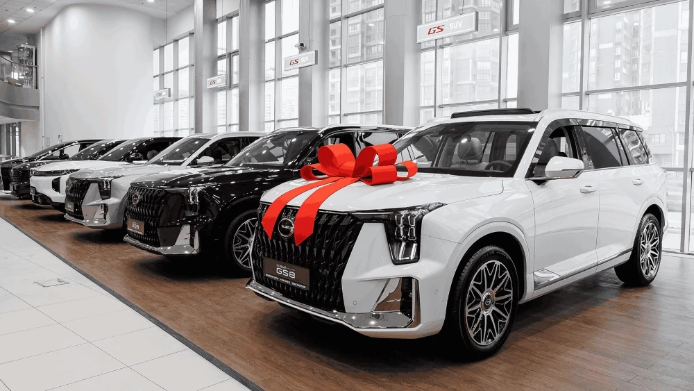 GAC GS8 у дилера в автосалоне GAC Бизнес Кар Серебряный бор сбоку спереди