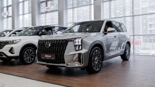 GAC GS8 у дилера в автосалоне GAC Бизнес Кар Серебряный бор сбоку спереди