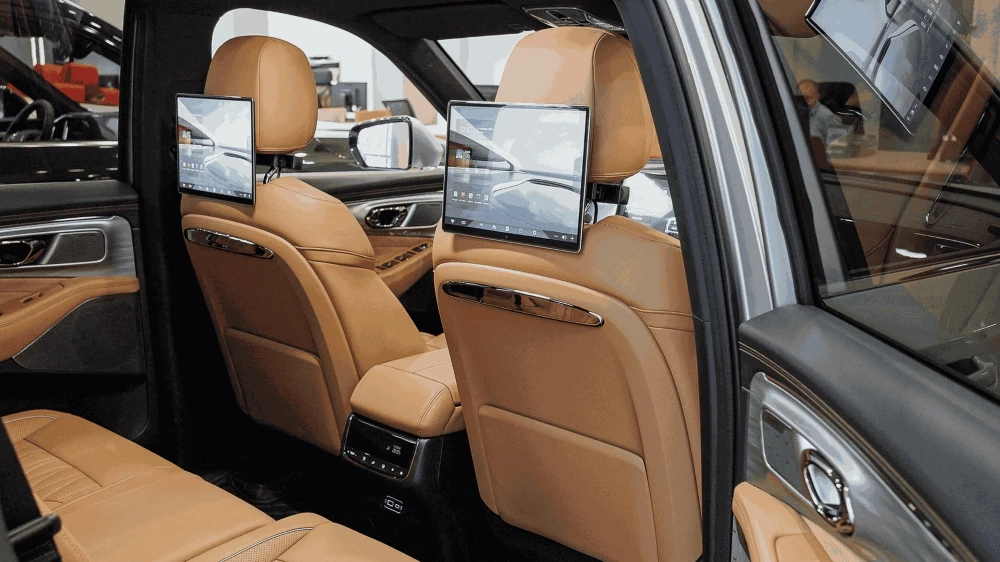 GAC GS8 у дилера в автосалоне GAC Бизнес Кар Серебряный бор салон интерьер сиденья второй ряд