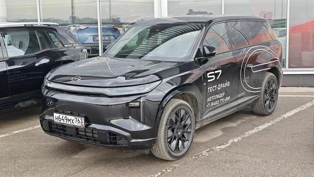 GAC S7 тест Мишин сбоку спереди у дилерскогго центра
