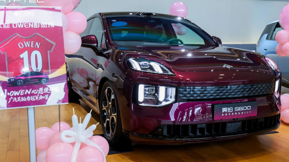 gac hyptec s600 купе-кроссовер сбоку спереди фиолетовый