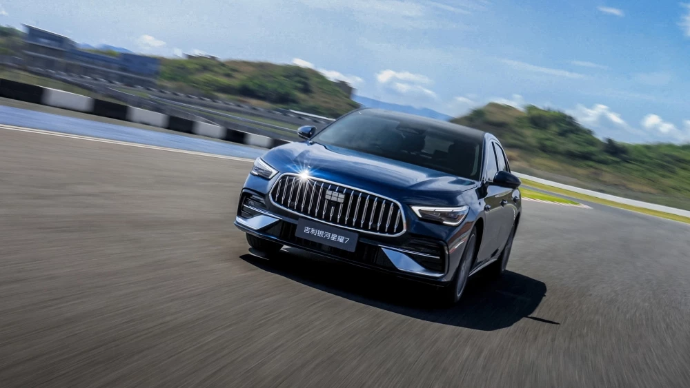 Седан Geely Galaxy Starshine 7 Max сбоку спереди в динамике