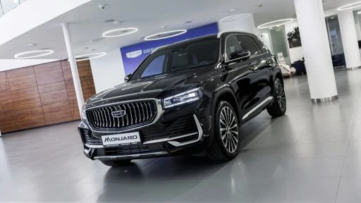 Geely Monjaro в автосалоне у дилера новый купить сбоку спереди GEELY БИЗНЕС КАР