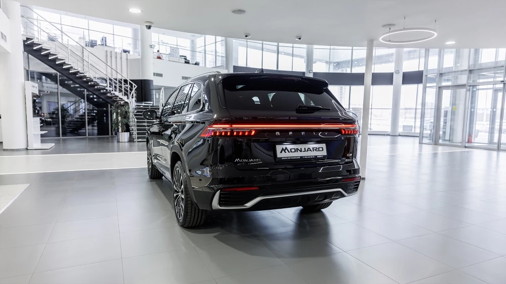 Geely Monjaro в автосалоне у дилера новый купить сбоку сзади GEELY БИЗНЕС КАР