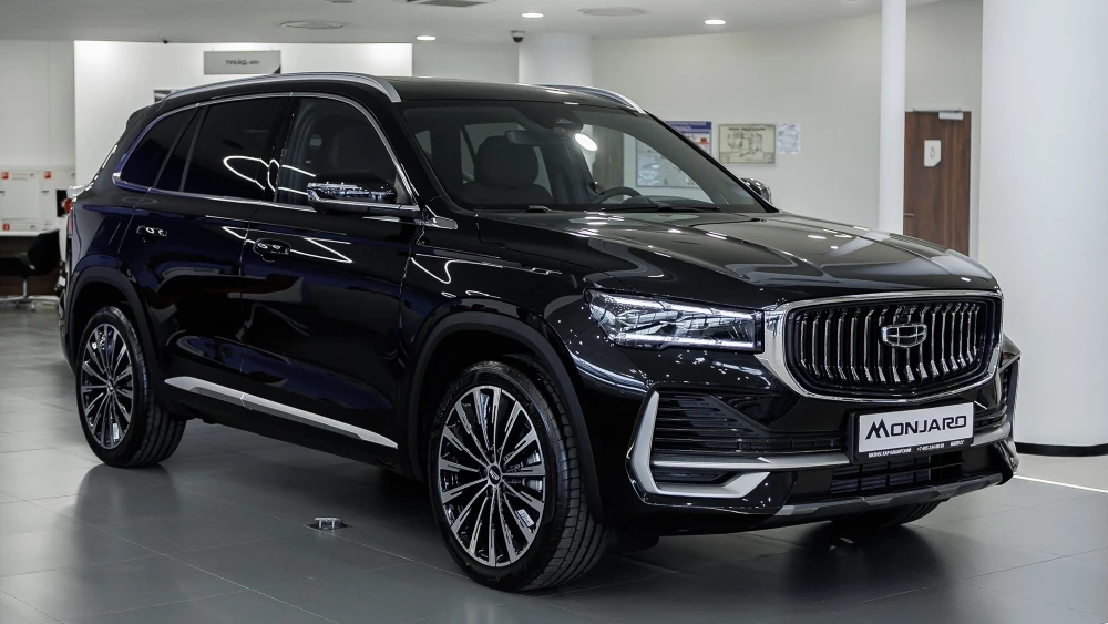 Geely Monjaro в автосалоне у дилера новый купить сбоку спереди GEELY БИЗНЕС КАР
