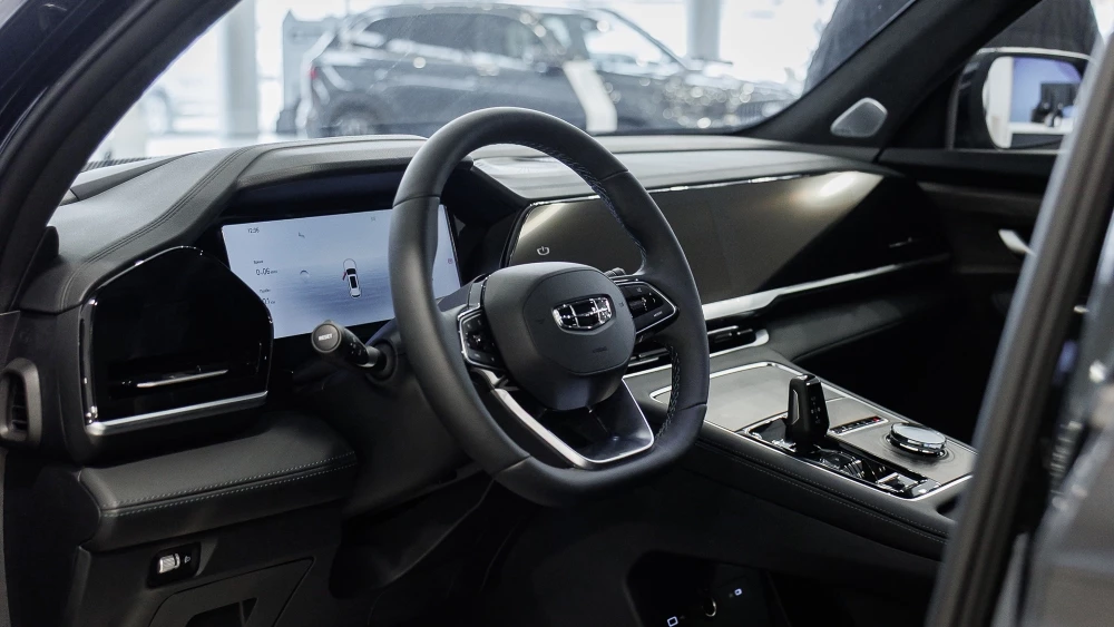 Geely Monjaro в автосалоне у дилера новый купить салон интерьер GEELY БИЗНЕС КАР