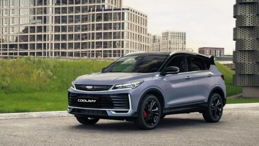 обновленный geely coolray вышел на рынок России сбоку спереди кроссовер
