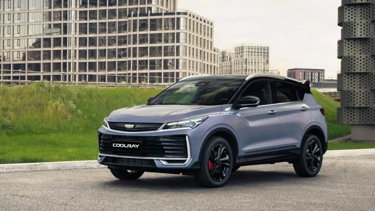 обновленный geely coolray вышел на рынок России сбоку спереди кроссовер